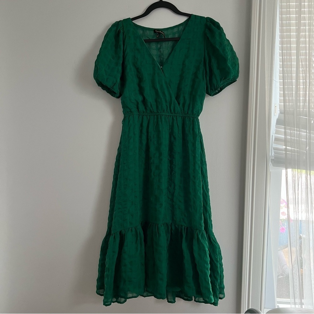 Elegant Green Midi Dress with Puff Sleeves